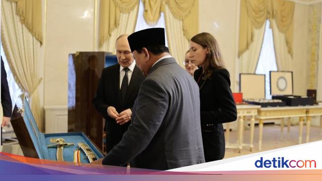 Bertukar Cindera Mata, Prabowo Beri Miniatur Garuda hingga Keris Bali ke Putin