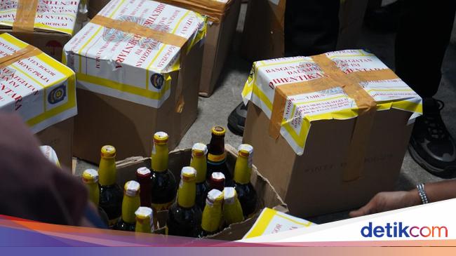 Satpol PP Bogor Sita 945 Botol Miras Ilegal di Ciseeng dan Parung
