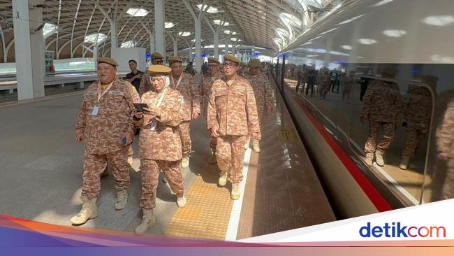 84 Kepala Daerah Berangkat Retret ke IPDN Naik Whoosh