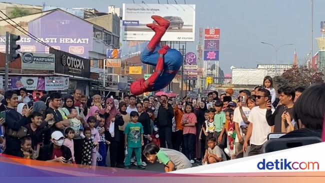 Begini Suasana Ramainya CFD Depok, Banyak Jajanan hingga Spiderman Akrobatik