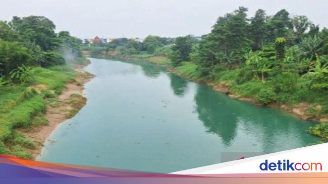 Duh! Sungai Citarum Mendadak Berubah Warna Jadi Biru Kehijauan