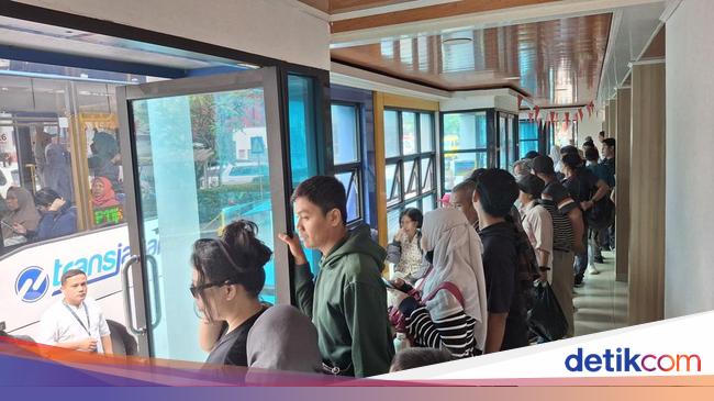 Warga Antusias Naik TransJ Bogor-Blok M di HUT ke-498 Jakarta, Cuma Bayar Rp 1
