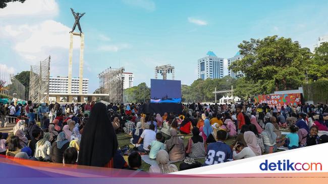 Warga Serbu Lapangan Banteng Sambut HUT Jakarta