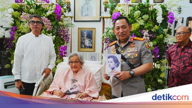Kapolri Dapat Hadiah Buku '100 Tahun Pengabdian' Usai Sowan ke Meri Hoegeng