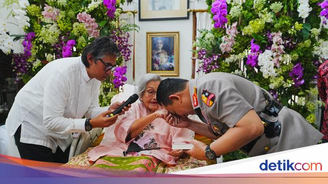 Kapolri Silaturahmi ke Kediaman Eyang Meri Hoegeng yang Ultah ke-100