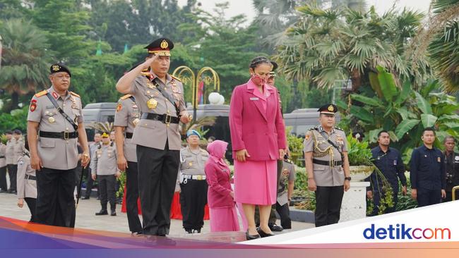 HUT Bhayangkara ke-79, Kapolri Ziarah ke Makam BJ Habibie dan Jenderal Hoegeng