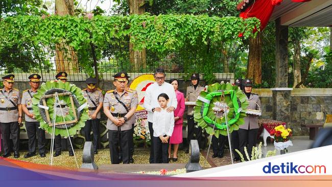 Keluarga Puji Kapolri Ziarah ke Makam Jenderal Hoegeng: Pertama dalam Sejarah