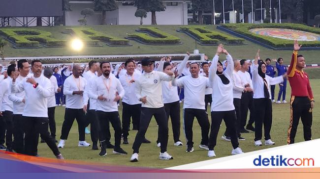 Momen Para Kepala Daerah-Wamendagri Senam Awali Retret Gelombang II di IPDN