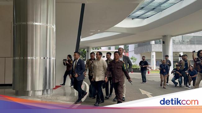 Nadiem Makarim Tiba di Kejagung, Diperiksa Terkait Kasus Pengadaan Laptop