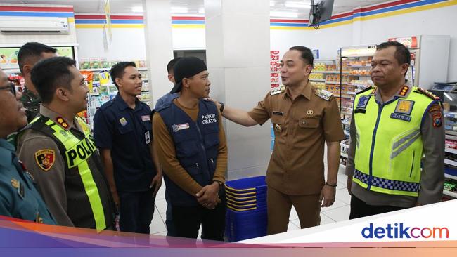 Resmi! Parkir Minimarket di Surabaya Gratis, Pengelola Sediakan Jurkir