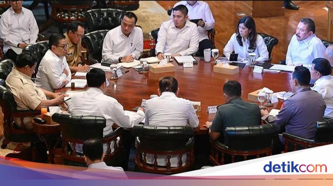 Prabowo Kumpulkan Menteri-Kapolri di Hambalang, Bahas Kondisi Global