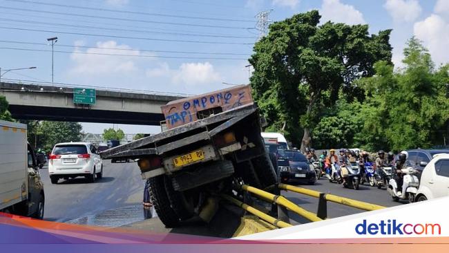 Truk Oleng hingga Tabrak Pembatas Jalan di Grogol Jakbar