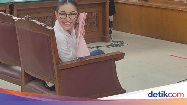 Hakim Tegur Nikita Mirzani gegara Bolak-Balik Noleh ke Pengunjung Sidang