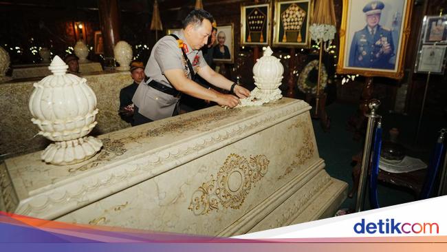 Setelah BJ Habibie-Soeharto, Kapolri Akan Ziarah ke Makam Gusdur-Bung Karno Besok