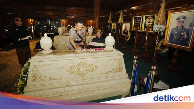 Rangkaian Hari Bhayangkara Ke-79, Kapolri Ziarah ke Makam Presiden Ke-2 RI Soeharto
