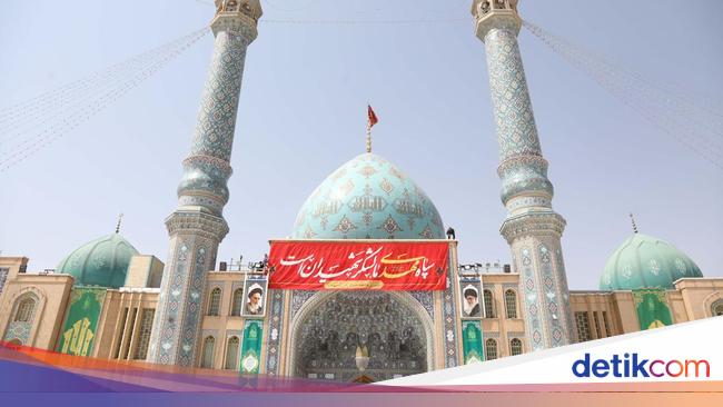 Serangan Iran Berlanjut, Masjid Jamkaran Masih Berbalut Bendera Merah
