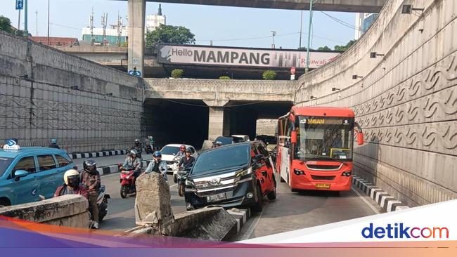 Vellfire Oleng hingga Nyangkut di Median Jalan Mampang, Lalin Sempat Macet