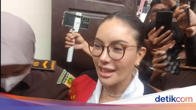Kronologi Nikita Mirzani Peras Bos Skincare Rp 4 Miliar Terkuak di Pengadilan