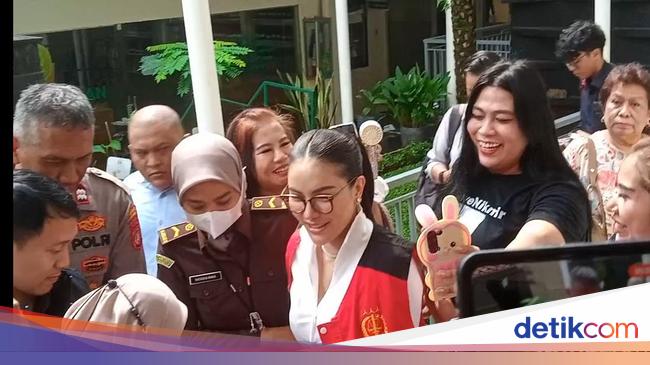 Nikita Mirzani Jadi Buruan Selfie Meski Tangan Diborgol