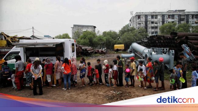 Ratusan Warga Muara Baru Rela Antre Demi Makanan Gratis