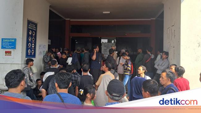 Pekan Terakhir Pemutihan Pajak Kendaraan, Samsat Serang Masih Dipadati Warga