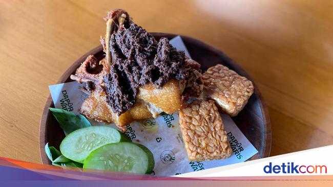 Dapur Waris: Surganya Bebek Goreng Surabaya dan Ayam 'Gosong' yang Unik