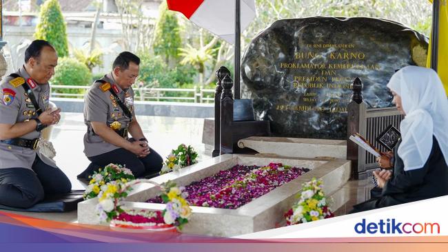 Momen Kapolri Ziarah ke Makam Bung Karno, Bapak Proklamator RI