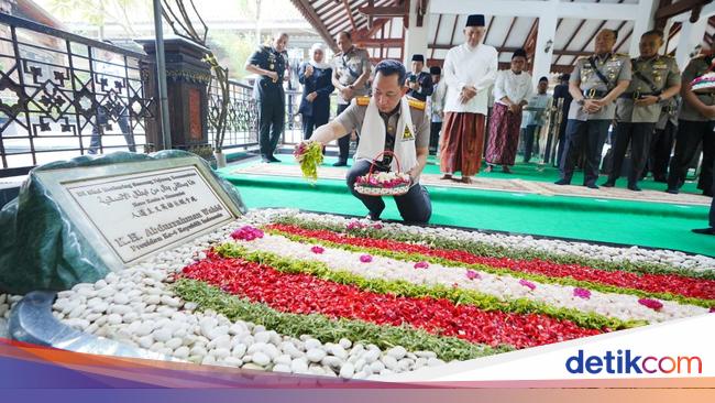 Rangkaian Hari Bhayangkara Ke-79, Kapolri Lanjutkan Ziarah ke Makam Gus Dur