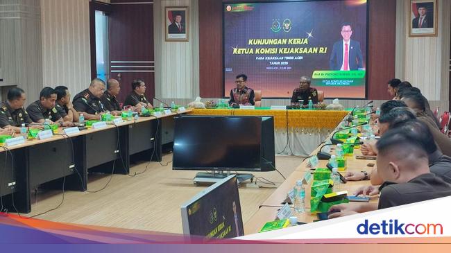 Komjak Ingatkan Jaksa Jaga Kepercayaan Presiden: Jangan Petantang-petenteng