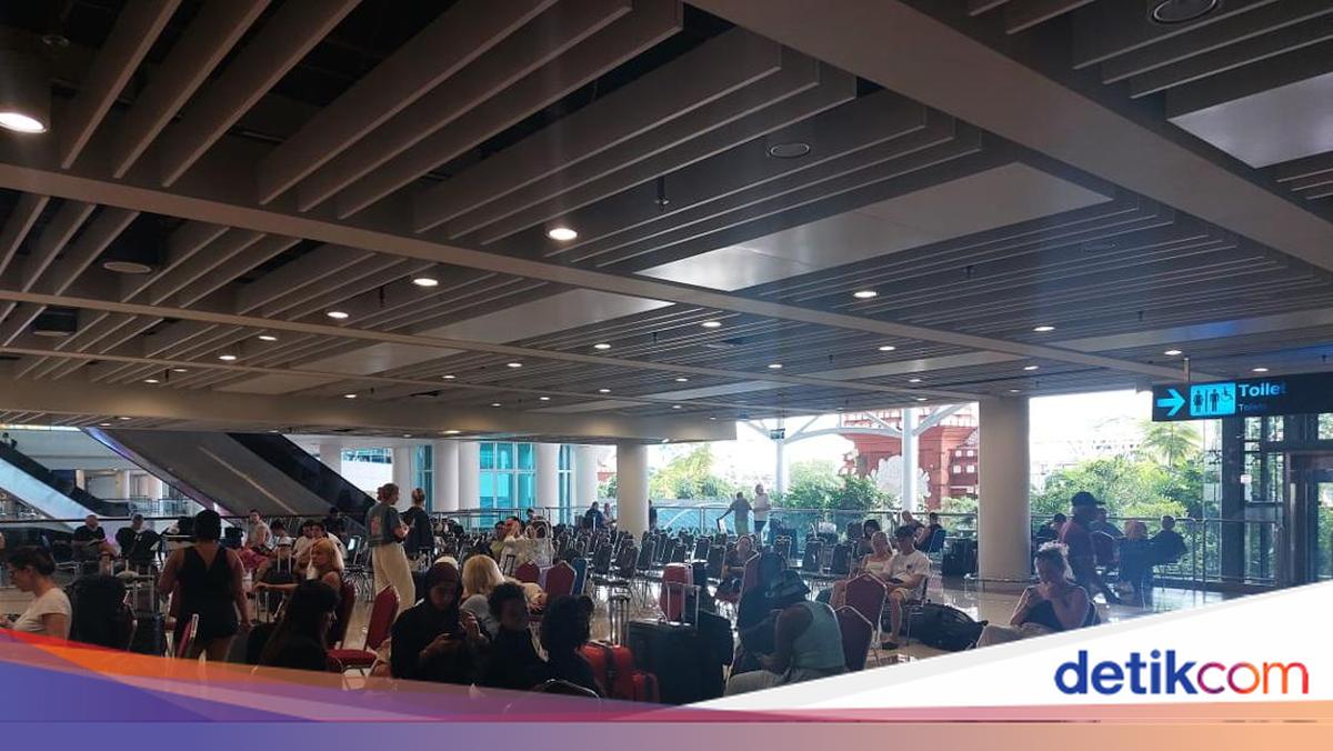 Qatar Airways Batal Terbang, 300 Penumpang Telantar di Bandara Ngurah Rai
