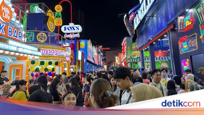 Potret Pengunjung PRJ 2025 Serbu Tenant Makanan Paling Viral