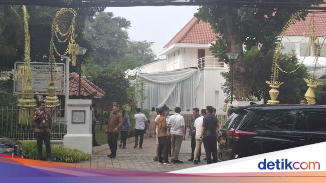 Pramono Nikahkan Anaknya Hari Ini, Janur Kuning Melengkung di Rumah Dinas
