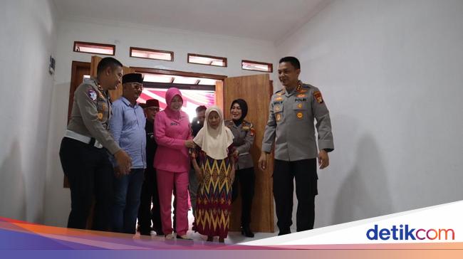 Sambut Hari Bhayangkara ke-79, Polres Depok Bedah Rumah Warga
