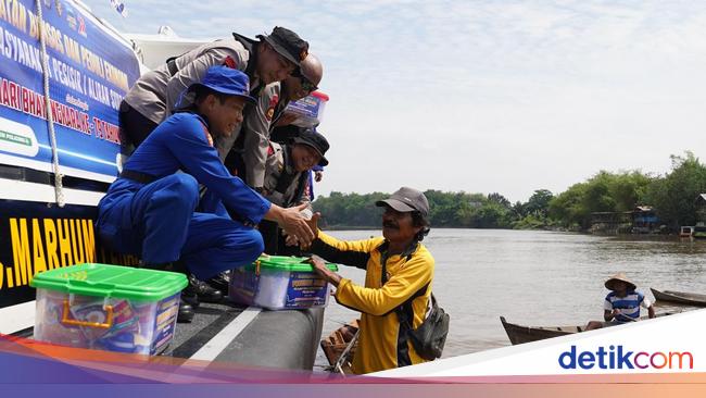 Kapal Cepat Polda Riau Salurkan 79 Sembako dan Pohon ke Masyarakat Pesisir