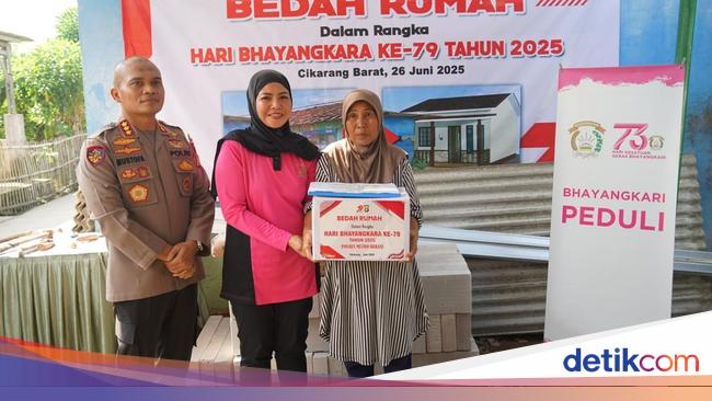 Sambut HUT Bhayangkara Ke-79, Polres Metro Bekasi Bedah Rumah Warga