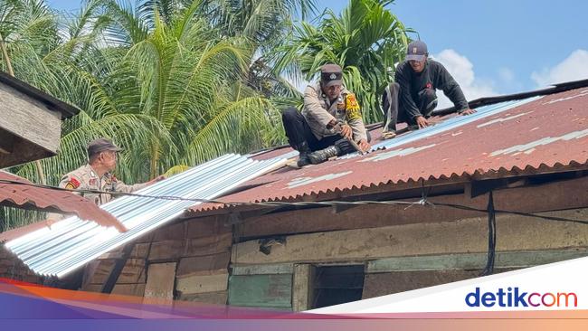 Lansia di Kampar Tinggal di Rumah Beratap Bocor, Polisi Beri Uluran Tangan