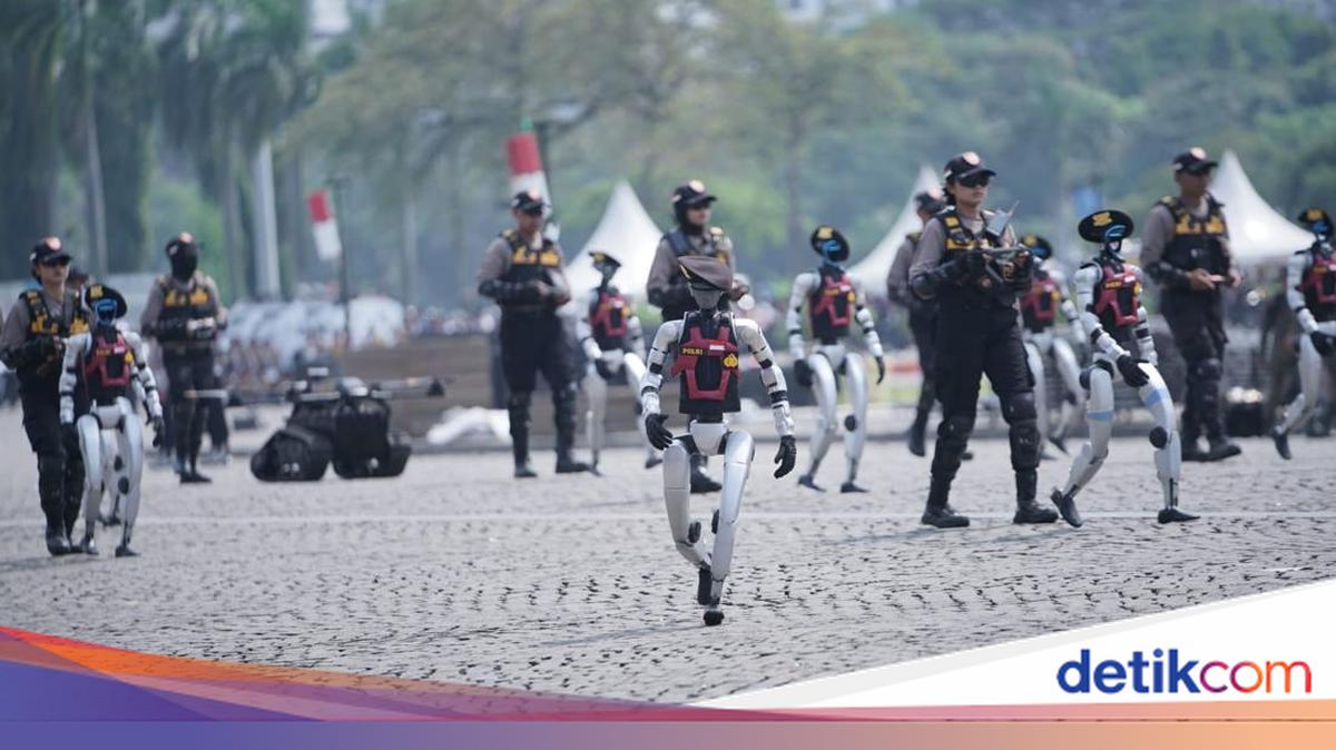 Penampakan Puluhan Robot Pakai Atribut Polisi Mondar-mandir di Monas