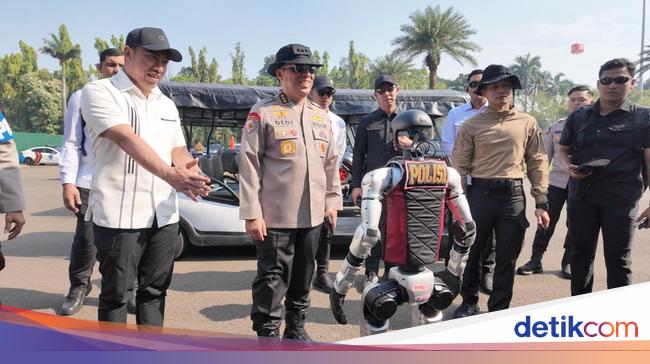 Robot Humanoid hingga Robot Dog Beratribut Polisi 'Serbu' Monas