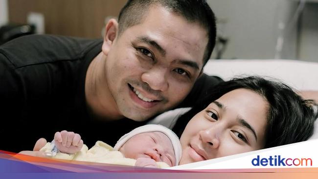 Ade Govinda Setelah Seminggu Jadi Ayah: Ikut Begadang hingga Ganti Popok