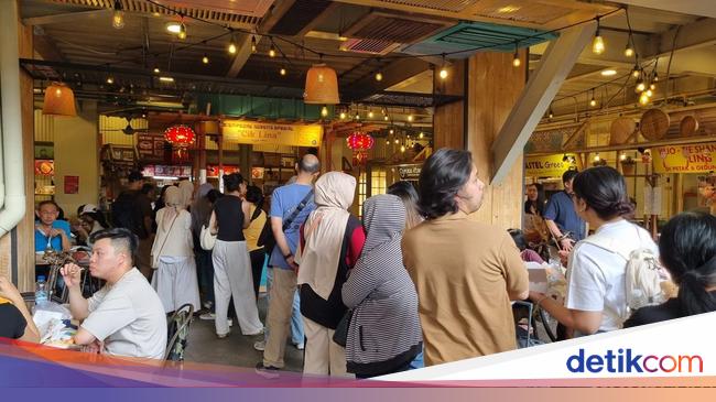Cerita Warga Rela Antre demi Jajal Cempedak Goreng Viral di Glodok