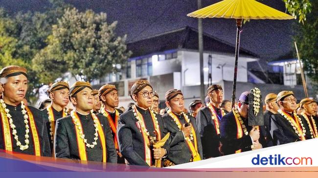 Ikuti Kirab Malam 1 Suro di Surakarta, Menbud: Bagian Penting Tradisi