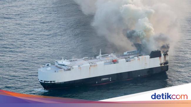 Terbakar 3 Minggu, Kapal Pembawa Mobil Listrik Akhirnya Tenggelam
