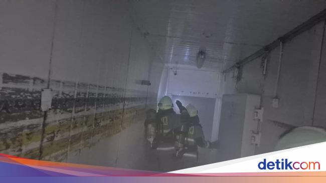 Kebakaran Pabrik Makanan Cepat Saji di Jaktim Diduga dari Percikan Las
