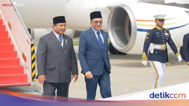 PM Malaysia Anwar Ibrahim Tiba di Bandara Halim, Disambut Langsung Prabowo
