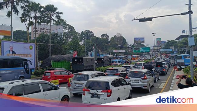 Simpang Gadog Padat, One Way Arah Puncak Bogor Diberlakukan