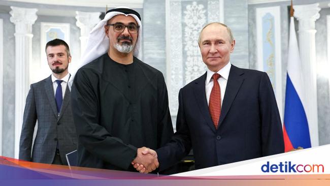 Momen Jabat Tangan Erat Putin &amp; Putra Mahkota Abu Dhabi di Belarus