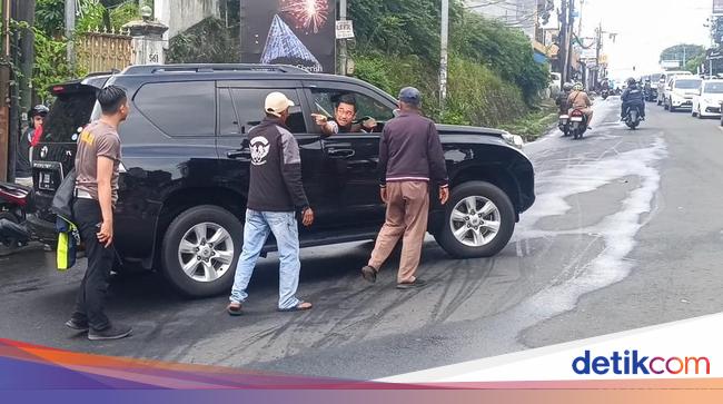 Polisi Cari Pemobil Hendak Terobos One Way Puncak hingga Tabrak Petugas