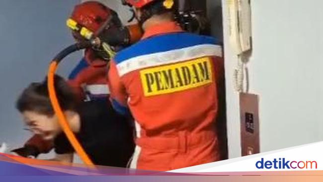 Wanita Terjebak Sendirian dalam Lift di Jakut, Damkar Evakuasi