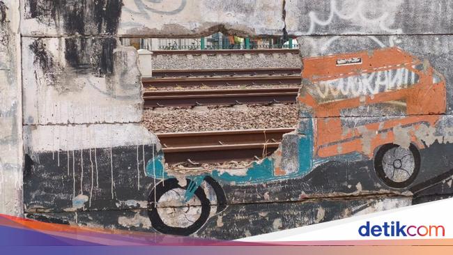 Ada 25 Lubang di Tembok Pembatas Rel Jatinegara, KAI Segera Perbaiki