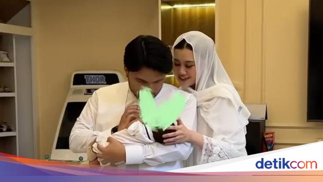 Thariq dan Aaliyah Akikah Baby Arash, Netizen Penasaran Wajah Ponakan Online